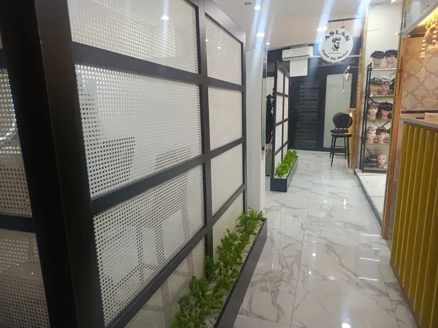 Mermer zeminli, bitkilerle ayrılmış merkez koridoru