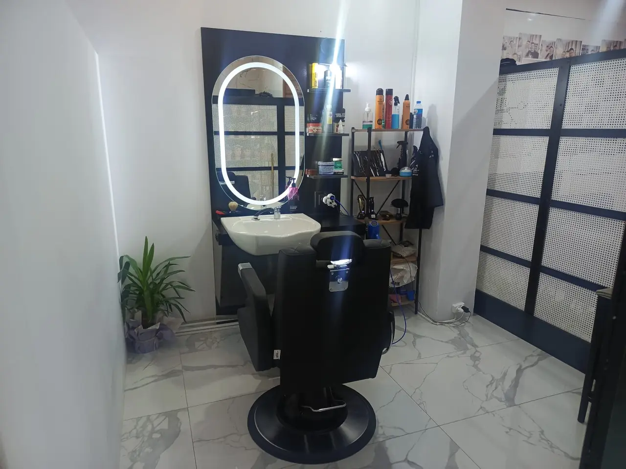 Yıkama lavabolu bakım koltuğu ve ışıklı oval ayna