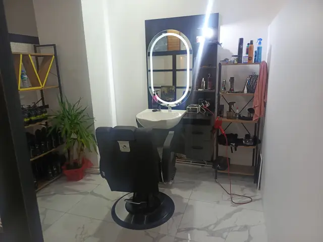 Yıkama lavabolu uygulama koltuğu ve bakım ürünleri rafı