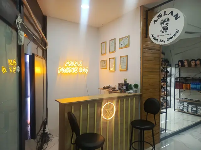 Neon Aslan Protez Saç yazılı karşılama bankosu