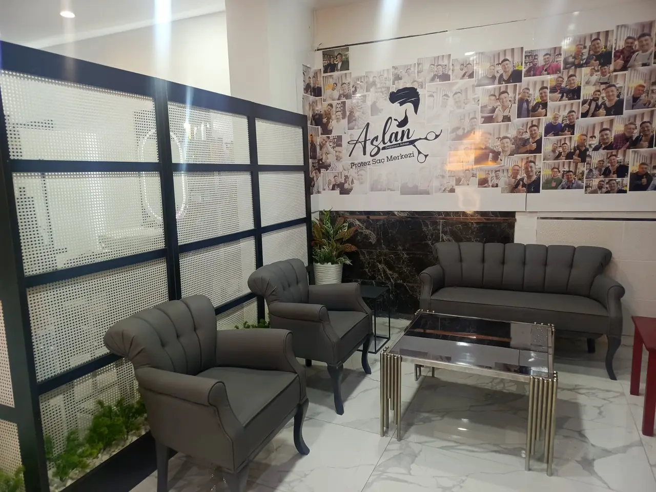 Duvarında Aslan logolu fotoğraf kolajı bulunan bekleme salonu