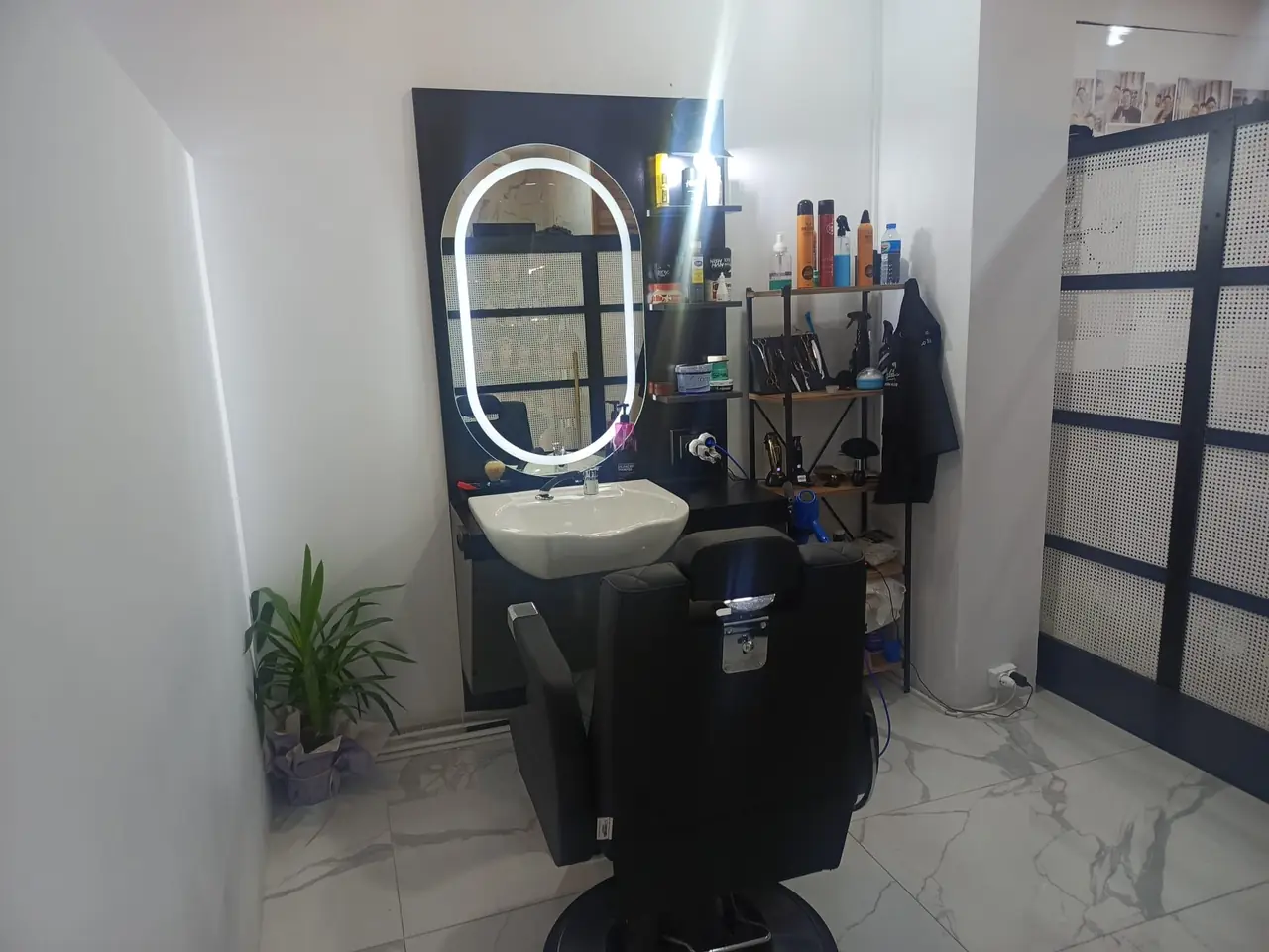 Işıklı oval ayna karşısında deri uygulama koltuğu