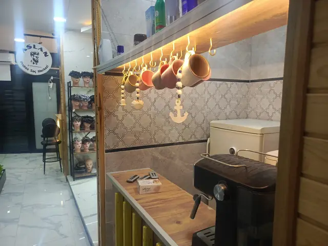 Kahve makinesi ve fincanların olduğu ikram köşesi